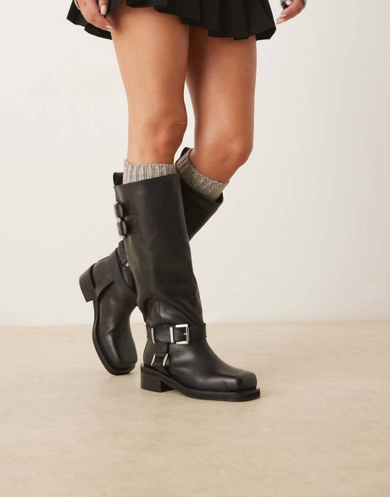 ASOS DESIGN - Crest - Kniehohe Bikerstiefel aus Leder in Schwarz mit Metallelement von ASOS DESIGN