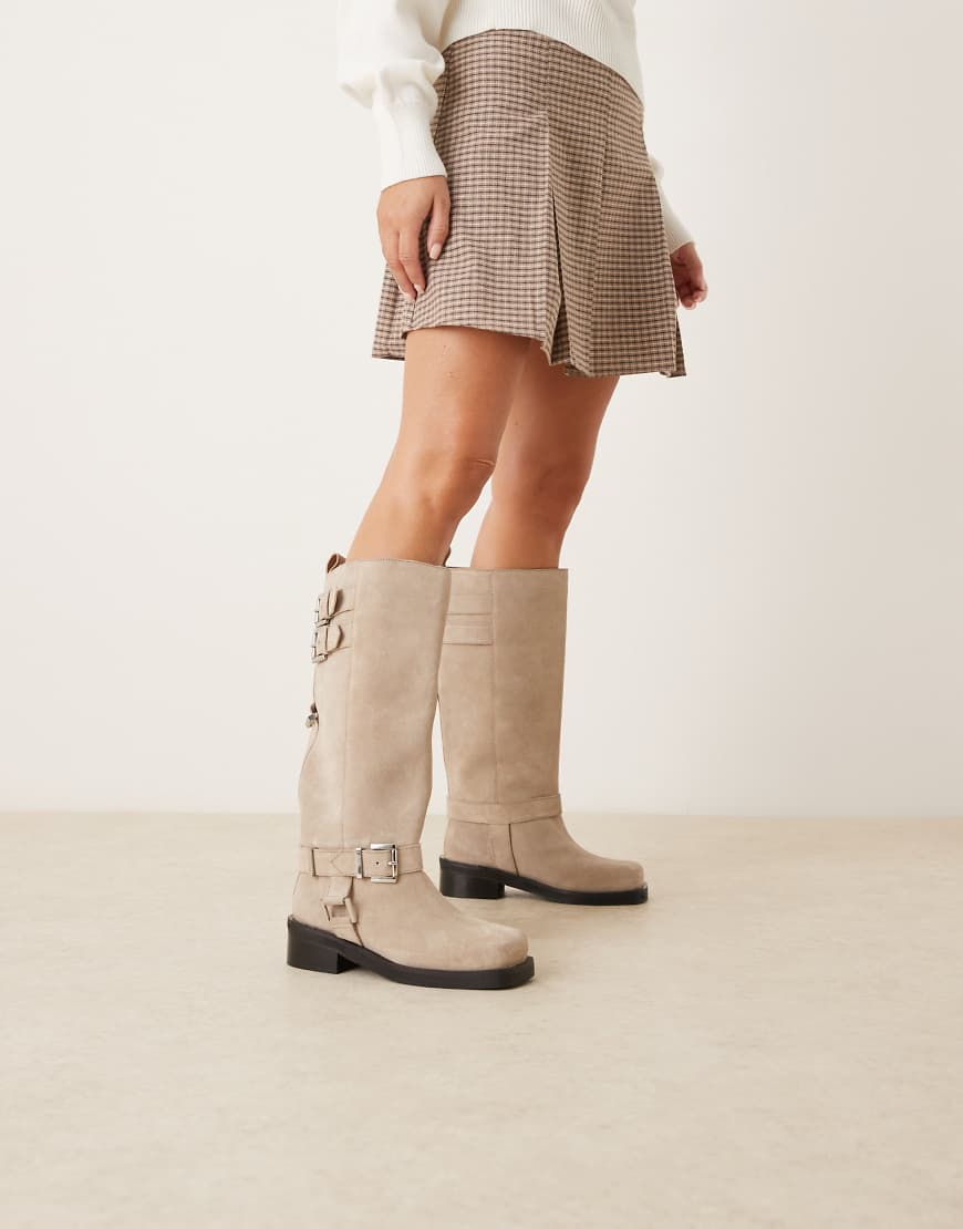 ASOS DESIGN - Crest - Kniehohe Motorradstiefel aus Wildleder in Steinbeige mit Metallelement-Neutral von ASOS DESIGN