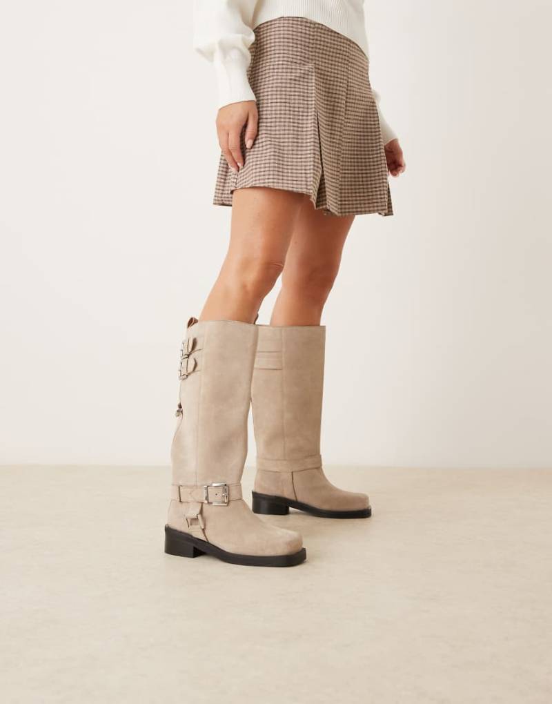 ASOS DESIGN - Crest - Kniehohe Motorradstiefel aus Wildleder in Steinbeige mit Metallelement-Neutral von ASOS DESIGN