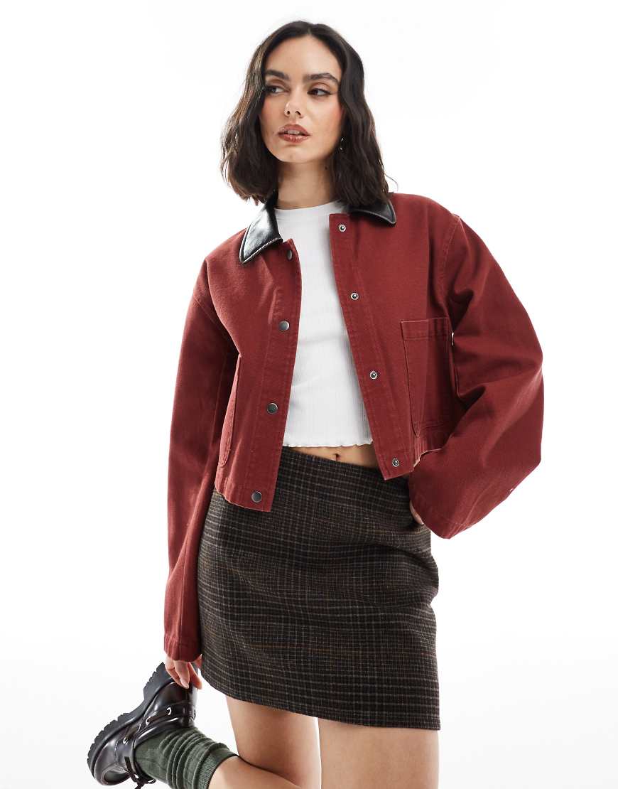 ASOS DESIGN - Cropped-Barnjacke im Lederlook in Rot mit Kragen von ASOS DESIGN