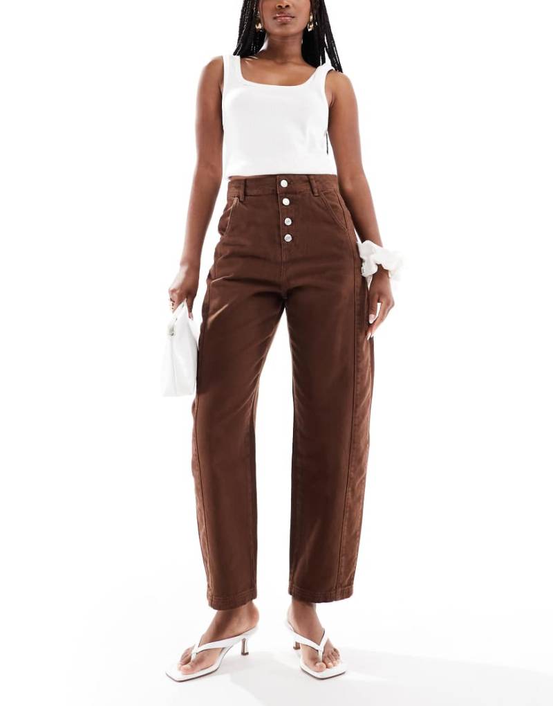 ASOS DESIGN - Cropped Barrel-Jeans in Braun mit Knopfverschluss von ASOS DESIGN