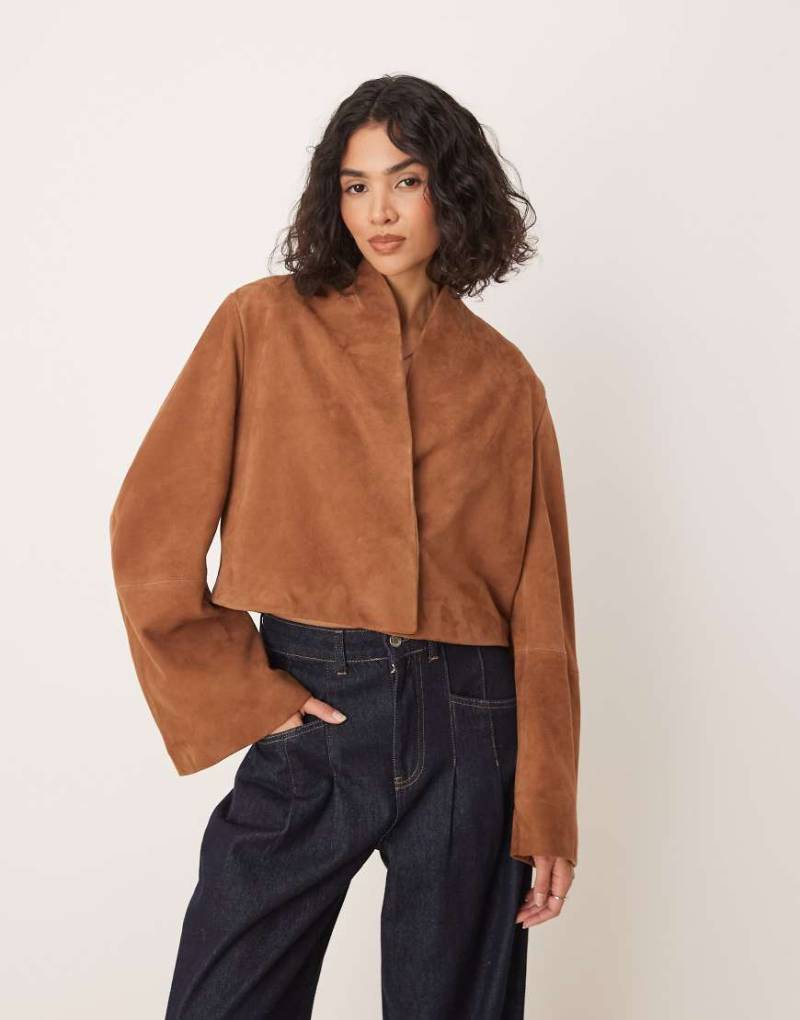 ASOS DESIGN - Cropped Blazer aus Wildleder in Hellbraun von ASOS DESIGN