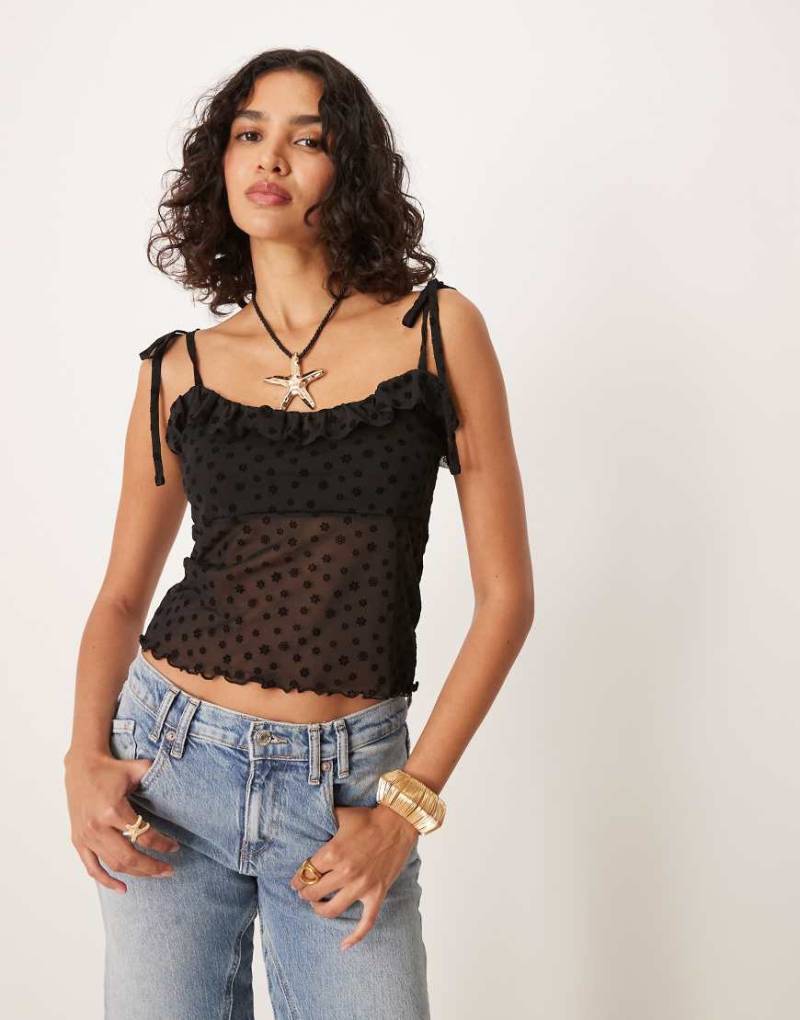 ASOS DESIGN - Cropped-Camisole aus beflocktem Mesh in Schwarz mit Blumenmuster von ASOS DESIGN