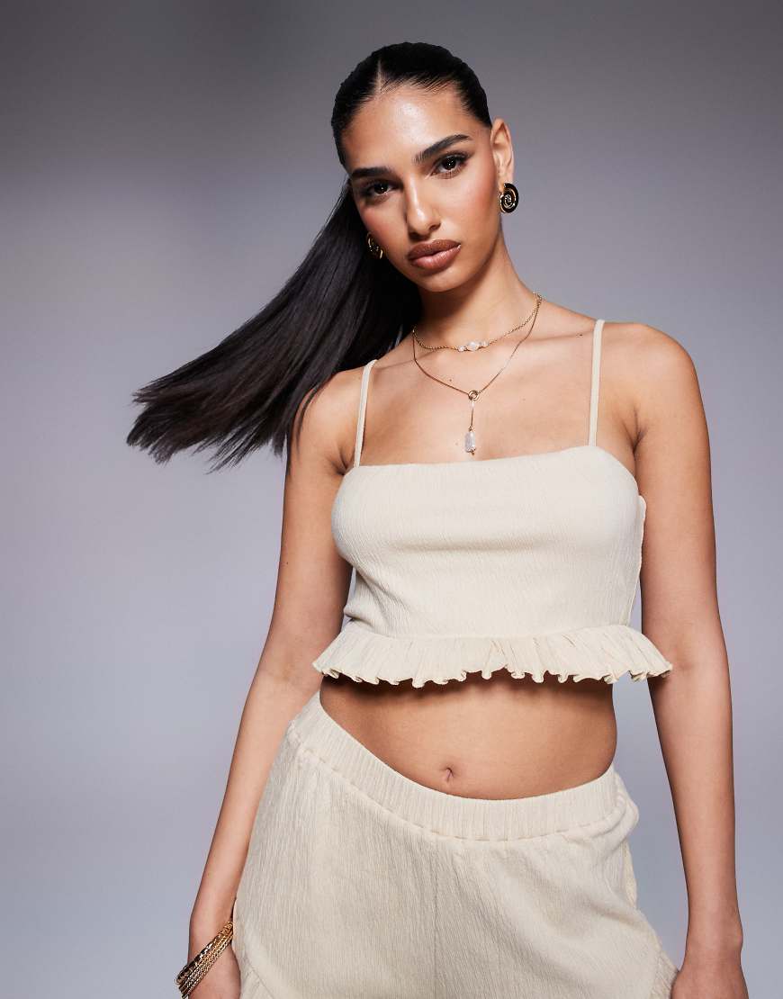 ASOS DESIGN - Cropped-Camisole in Steinbeige mit Rüschensaum und Knitterstruktur, Kombiteil-Neutral ASOS DESIGN - Cropped-Camisole in Steinbeige mit Rüschensaum und Knitterstruktur, Kombiteil-Neutral von ASOS DESIGN