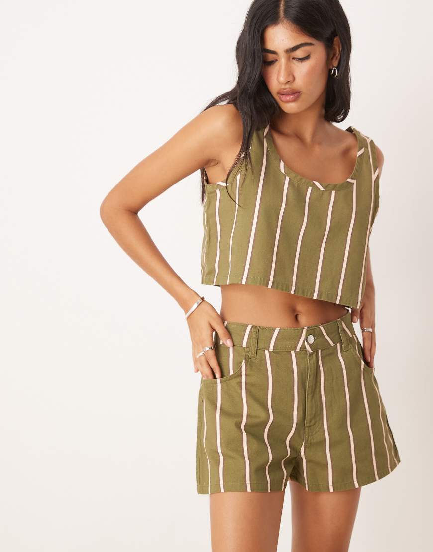 ASOS DESIGN - Cropped-Denim-Trägertop mit Streifenmuster, Kombiteil-Grün von ASOS DESIGN
