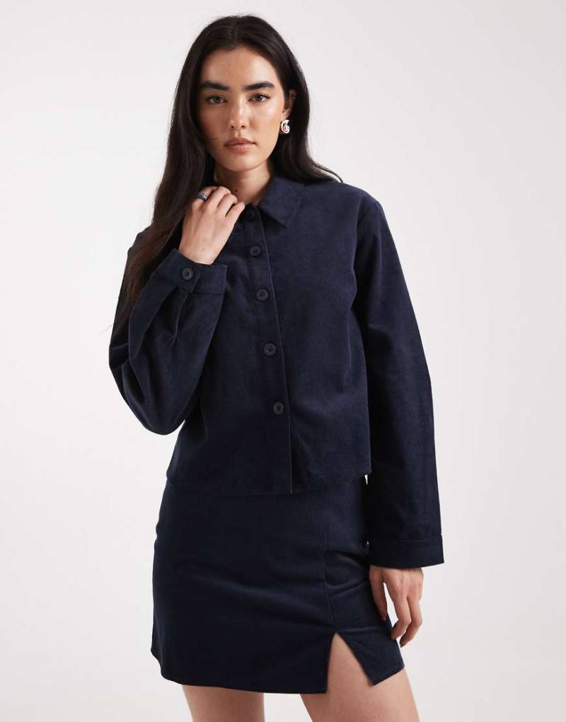 ASOS DESIGN - Cropped Hemd aus Cord in Marineblau, Kombiteil von ASOS DESIGN