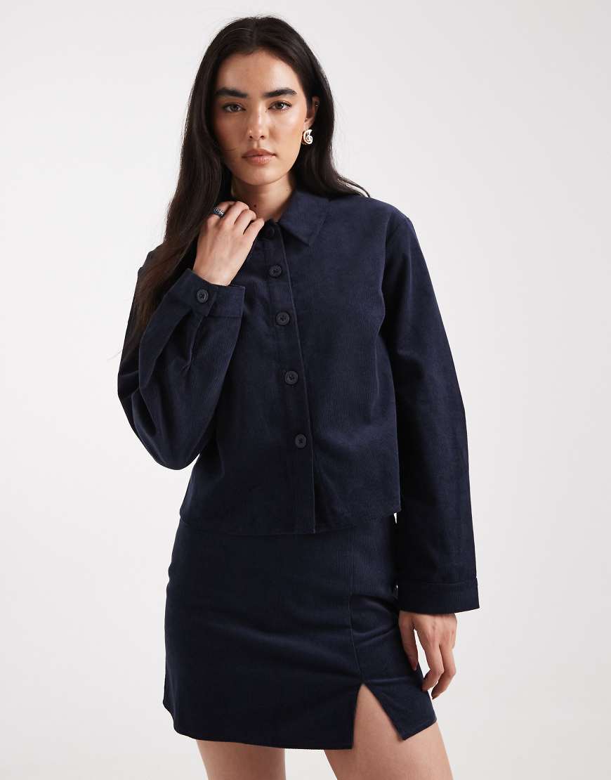 ASOS DESIGN - Cropped Hemd aus Cord in Marineblau, Kombiteil von ASOS DESIGN