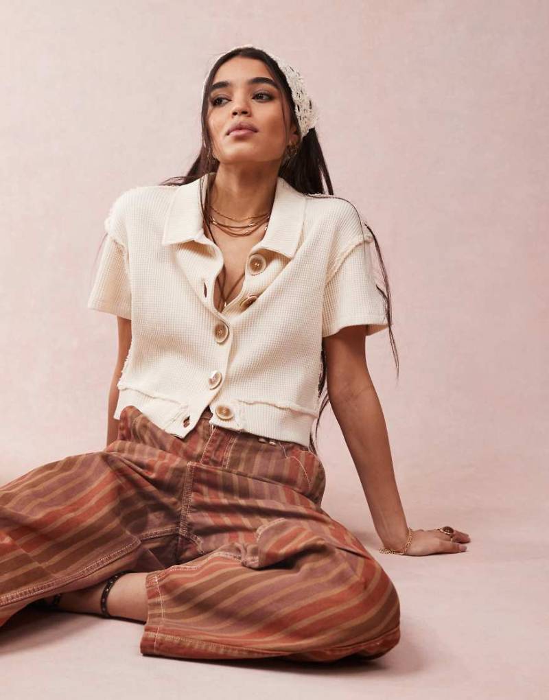 ASOS DESIGN - Cropped Hemdbluse in Cremeweiß mit Waffelstruktur und Knopfleiste von ASOS DESIGN