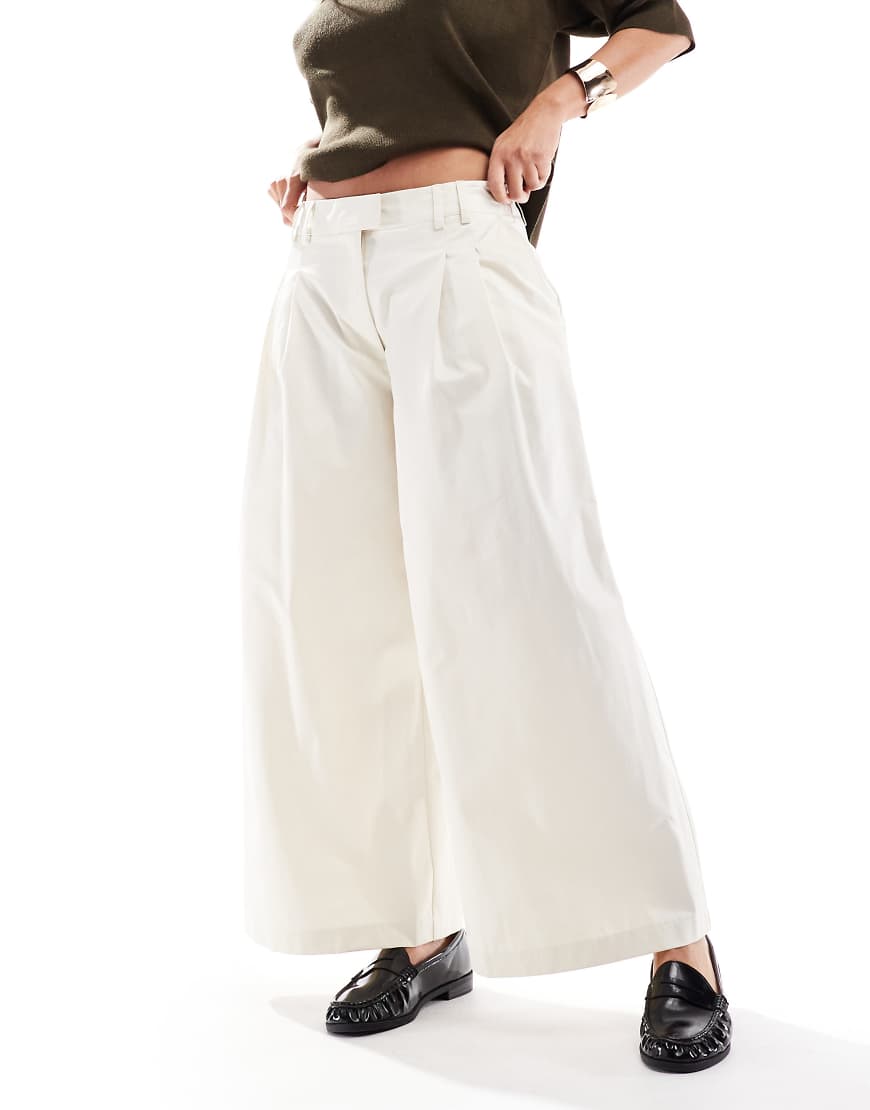 ASOS DESIGN - Cropped-Hose aus reiner Baumwolle in Creme mit weitem Bein und Ziernaht-Weiß ASOS DESIGN - Cropped-Hose aus reiner Baumwolle in Creme mit weitem Bein und Ziernaht-Weiß von ASOS DESIGN