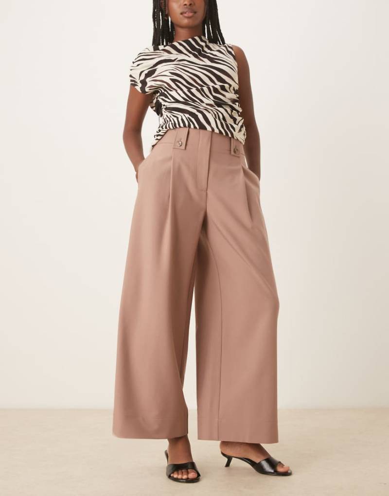 ASOS DESIGN Curve - Elegante, knöchellange Hose in Sesam-Braun mit Laschendetail-Brown von ASOS Curve