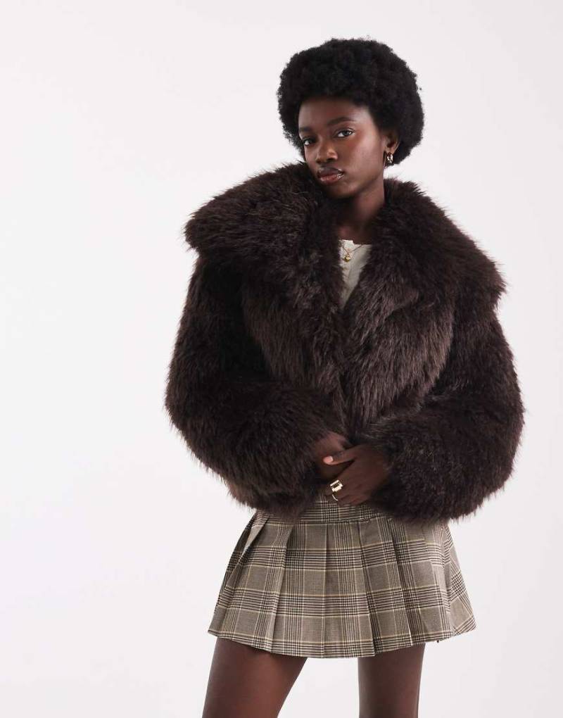 ASOS DESIGN - Cropped-Jacke aus Kunstpelz in Braun-Brown von ASOS DESIGN