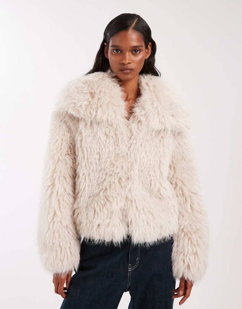 ASOS DESIGN - Cropped-Jacke aus Kunstpelz in Cremeweiß von ASOS DESIGN