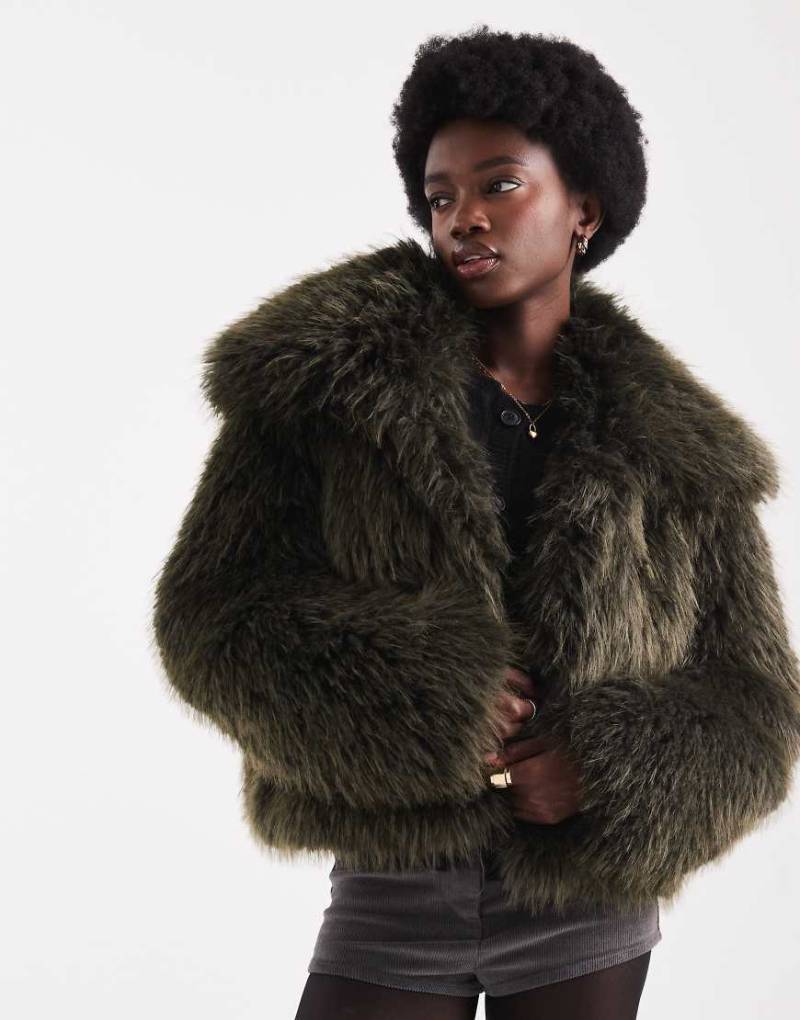 ASOS DESIGN - Cropped-Jacke aus Kunstpelz in Khaki-Keine Farbe von ASOS DESIGN