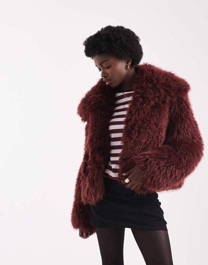 ASOS DESIGN - Cropped Jacke aus Kunstpelz in Maulbeerrot von ASOS DESIGN