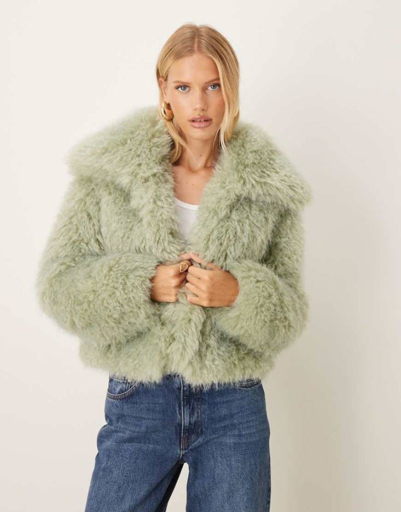 ASOS DESIGN - Cropped-Jacke aus Kunstpelz in Salbeigrün von ASOS DESIGN