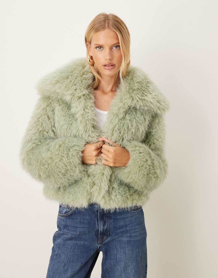 ASOS DESIGN - Cropped-Jacke aus Kunstpelz in Salbeigrün von ASOS DESIGN