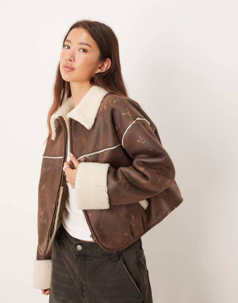 ASOS DESIGN - Cropped-Jacke aus gebondetem Teddyfleece in Braun und Cremeweiß mit durchgehendem Reißverschluss-Brown von ASOS DESIGN