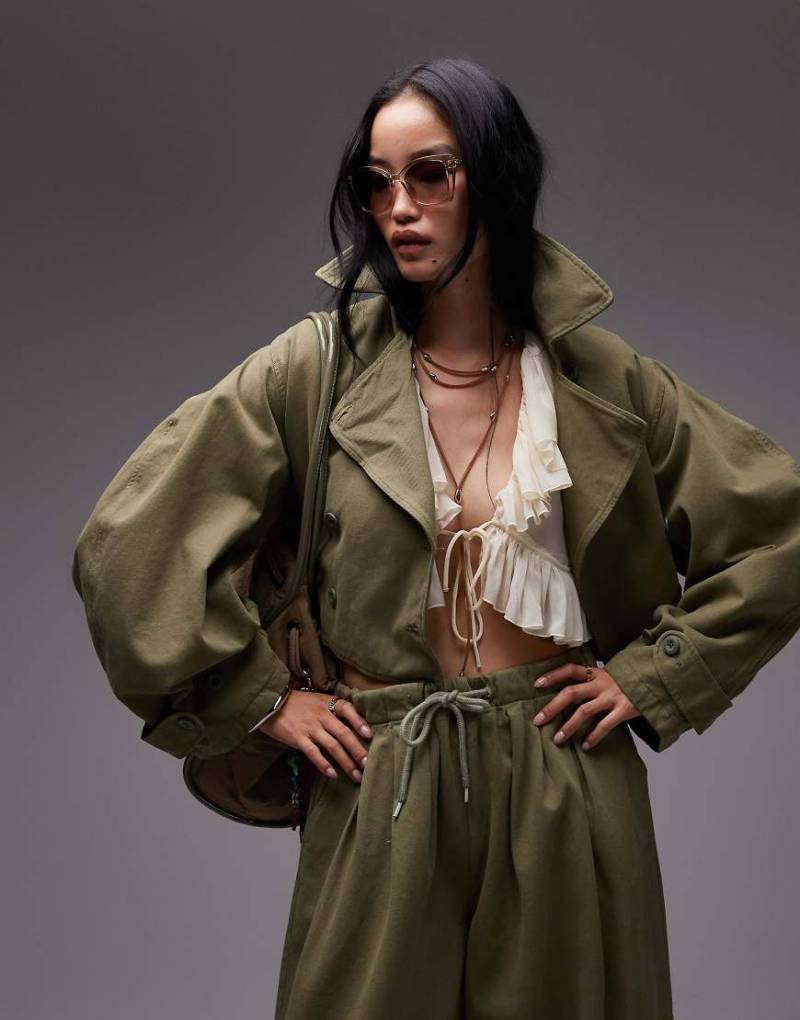 ASOS DESIGN - Cropped-Jacke im Trenchcoat-Stil in verwaschenem Khaki-Grün von ASOS DESIGN