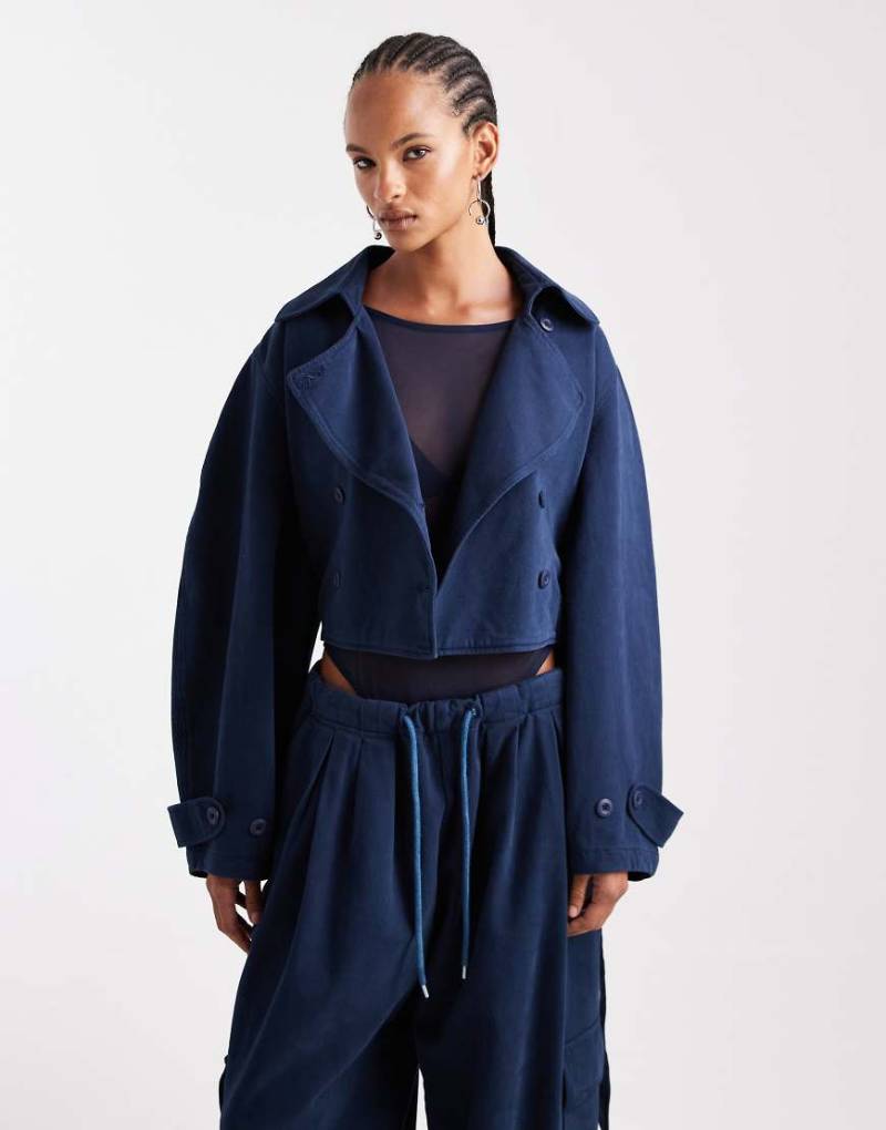 ASOS DESIGN - Cropped-Jacke im Trenchcoat-Stil in verwaschenem Marineblau von ASOS DESIGN