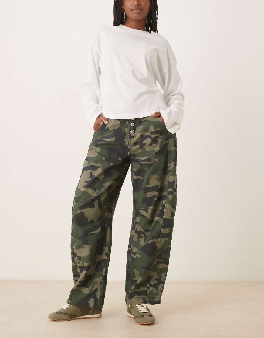 ASOS DESIGN - Cropped-Jeans mit abgerundetem Beinschnitt, Knopfverschluss und Military-Muster-Grün von ASOS DESIGN