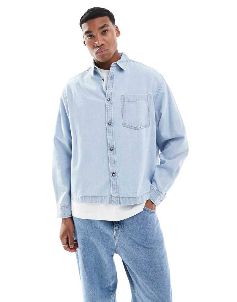 ASOS DESIGN - Cropped-Jeanshemd in Hellblau mit kastigem Oversize-Schnitt von ASOS DESIGN