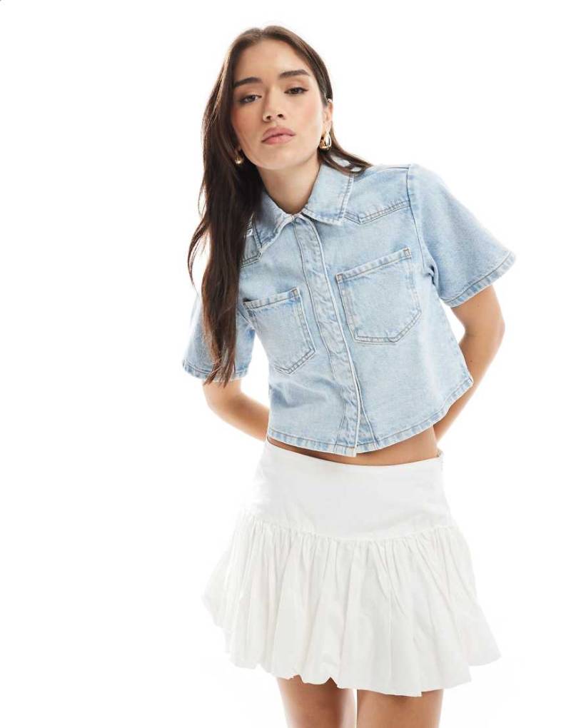 ASOS DESIGN - Cropped Jeanshemd in blasser Waschung-Blau von ASOS DESIGN