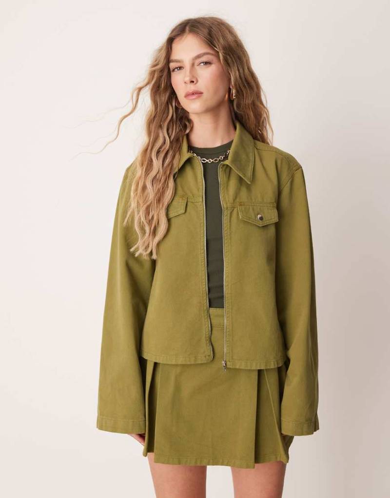 ASOS DESIGN - Cropped-Jeansjacke in Olivgrün mit Reißverschluss vorne, Kombiteil von ASOS DESIGN