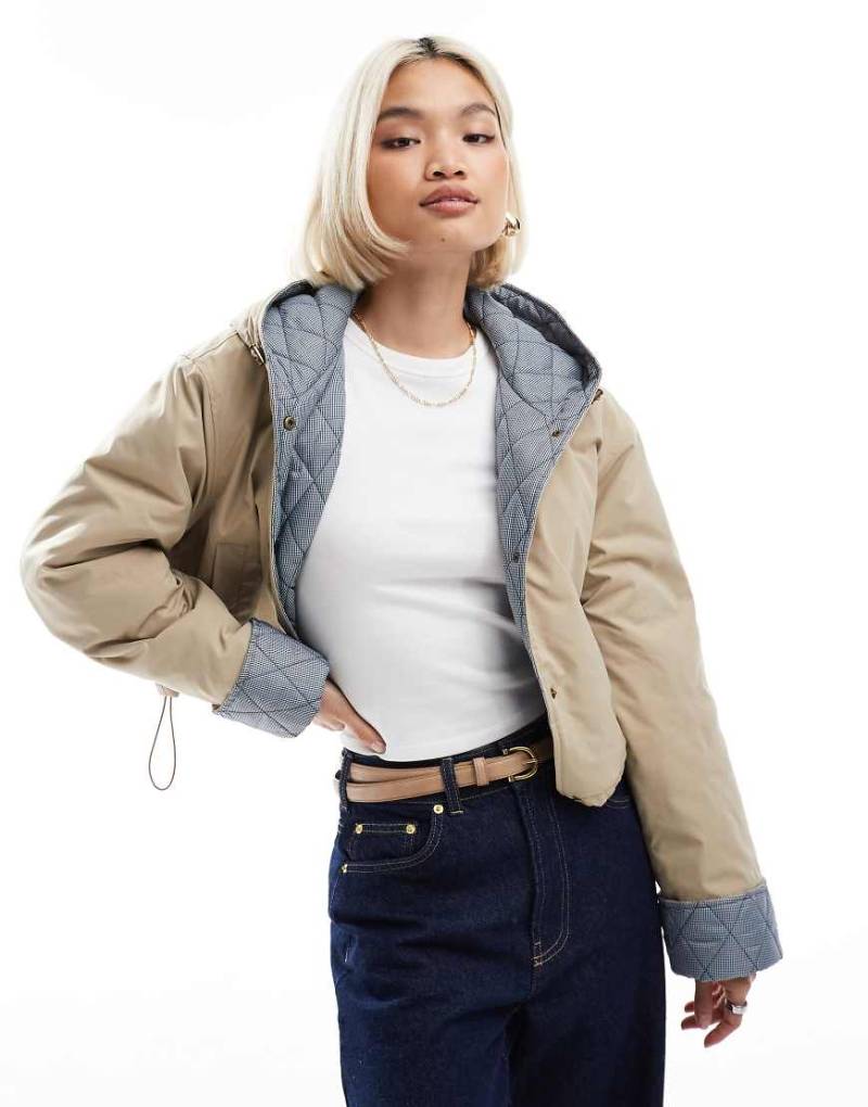 ASOS DESIGN - Cropped-Kapuzenjacke in Haferbeige mit Vichy-Karo-Futter-Grau von ASOS DESIGN