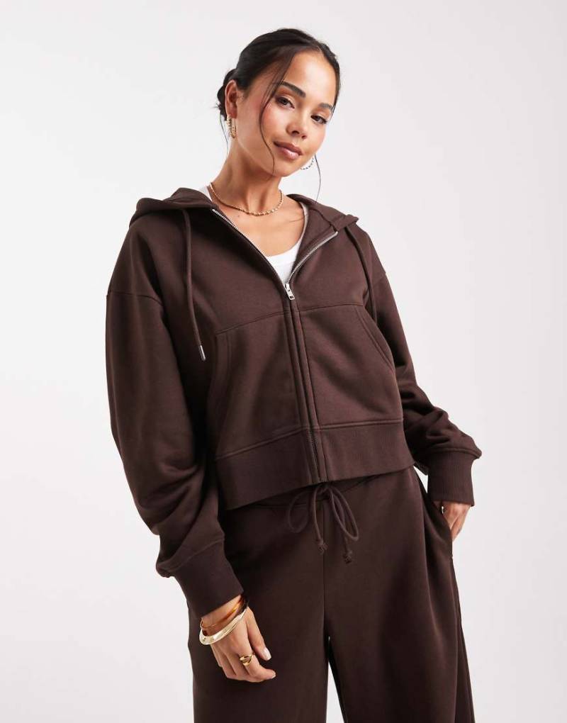 ASOS DESIGN - Cropped-Kapuzenjacke in Schokobraun mit weicher Innenseite und Reißverschluss-Brown von ASOS DESIGN
