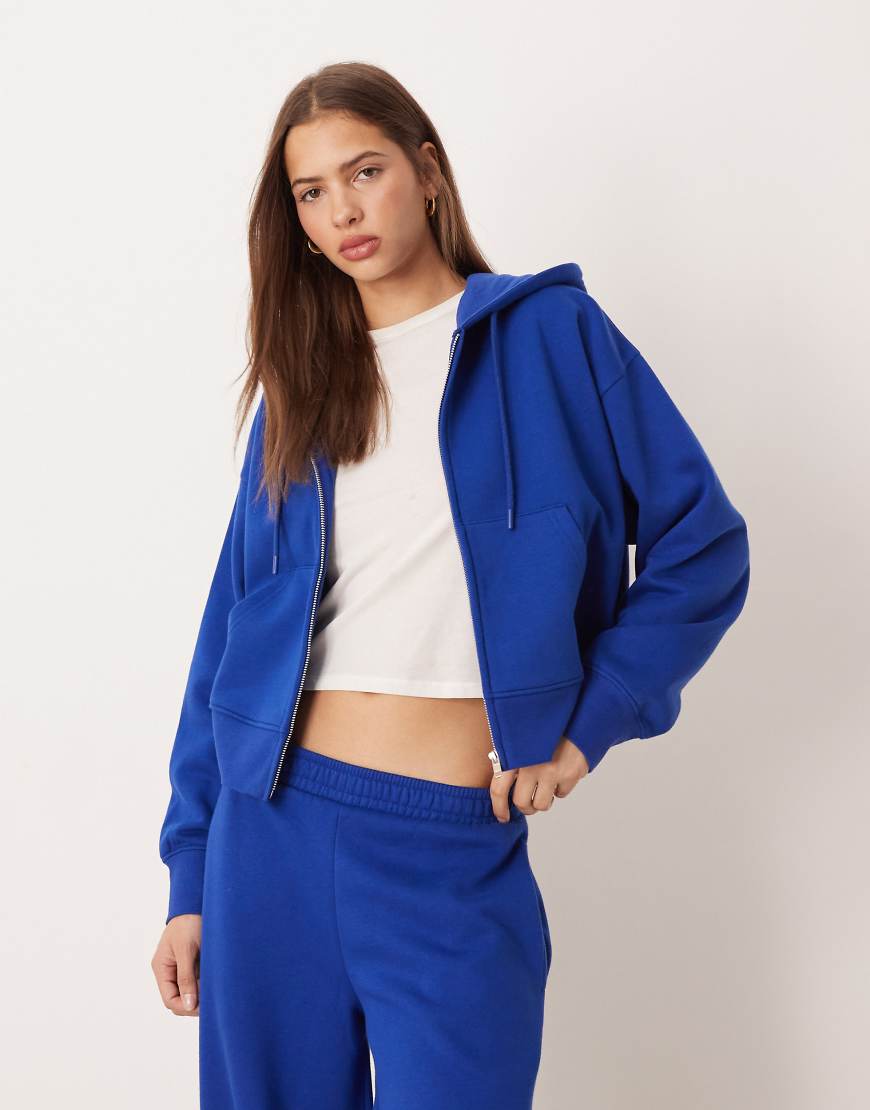 ASOS DESIGN - Cropped-Kapuzenjacke in kräftigem Blau mit weicher Innenseite und Reißverschluss von ASOS DESIGN