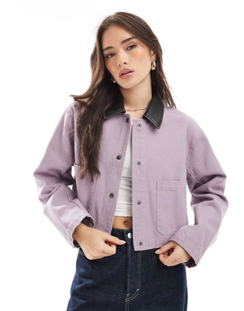 ASOS DESIGN - Cropped Lederlook-Barnjacke in verwaschenem Flieder mit Kragen in Grau-Lila von ASOS DESIGN