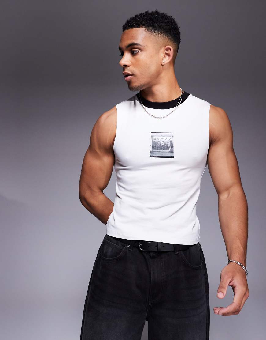 ASOS DESIGN - Cropped Muskelshirt in Hellgrau mit Brust-Grafik von ASOS DESIGN