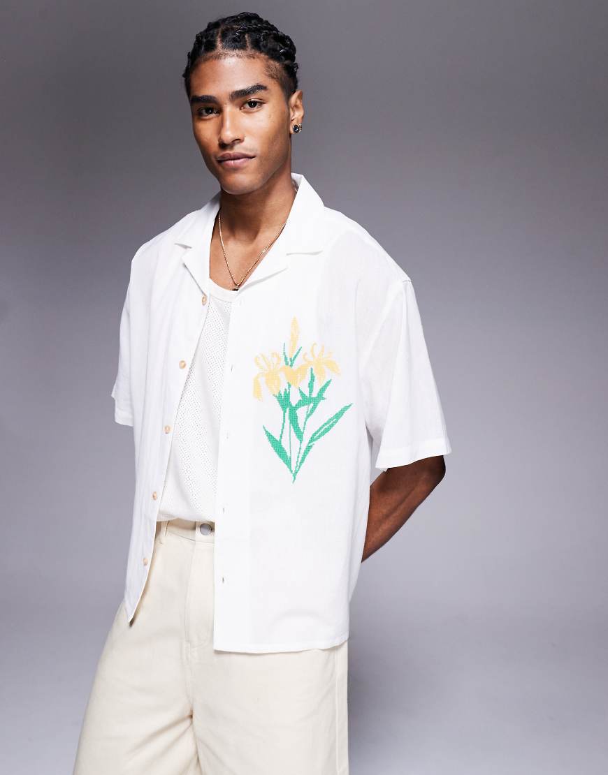 ASOS DESIGN - Cropped Oversize-Hemd in Cremeweiß mit Stickerei auf der Brust ASOS DESIGN - Cropped Oversize-Hemd in Cremeweiß mit Stickerei auf der Brust von ASOS DESIGN