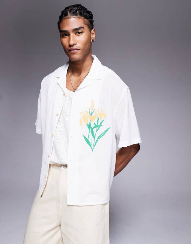 ASOS DESIGN - Cropped Oversize-Hemd in Cremeweiß mit Stickerei auf der Brust von ASOS DESIGN