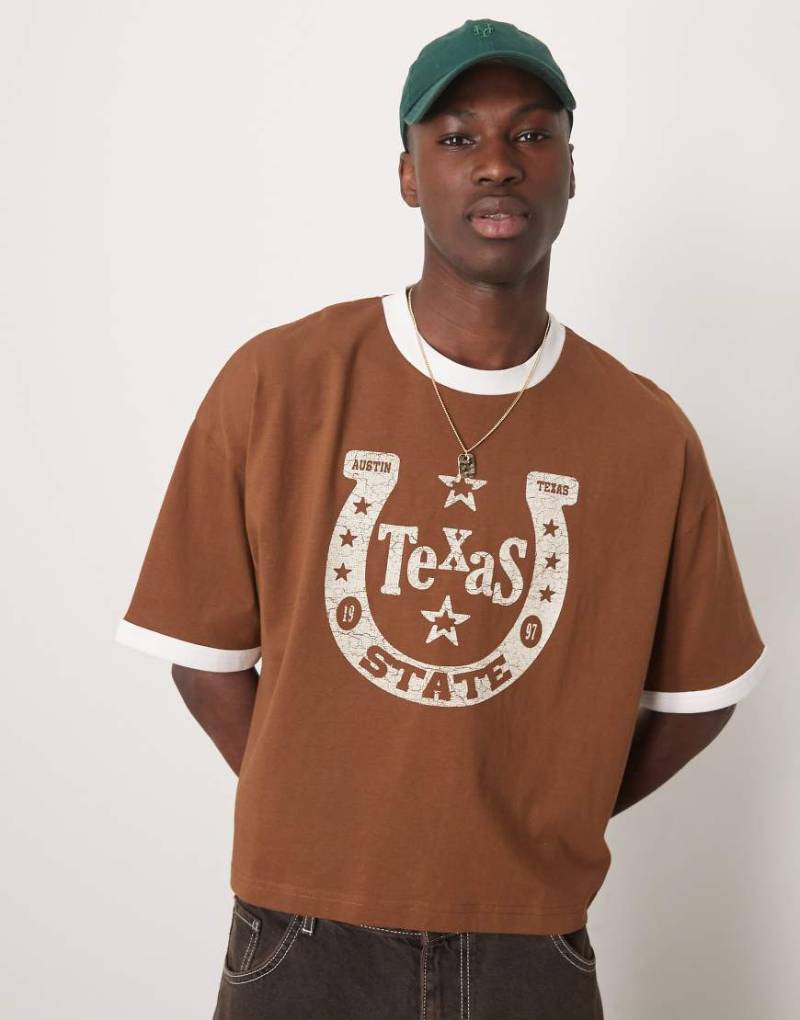 ASOS DESIGN - Cropped Oversize-T-Shirt in Braun mit andersfarbigen Einfassungen und Western-Grafikprint von ASOS DESIGN