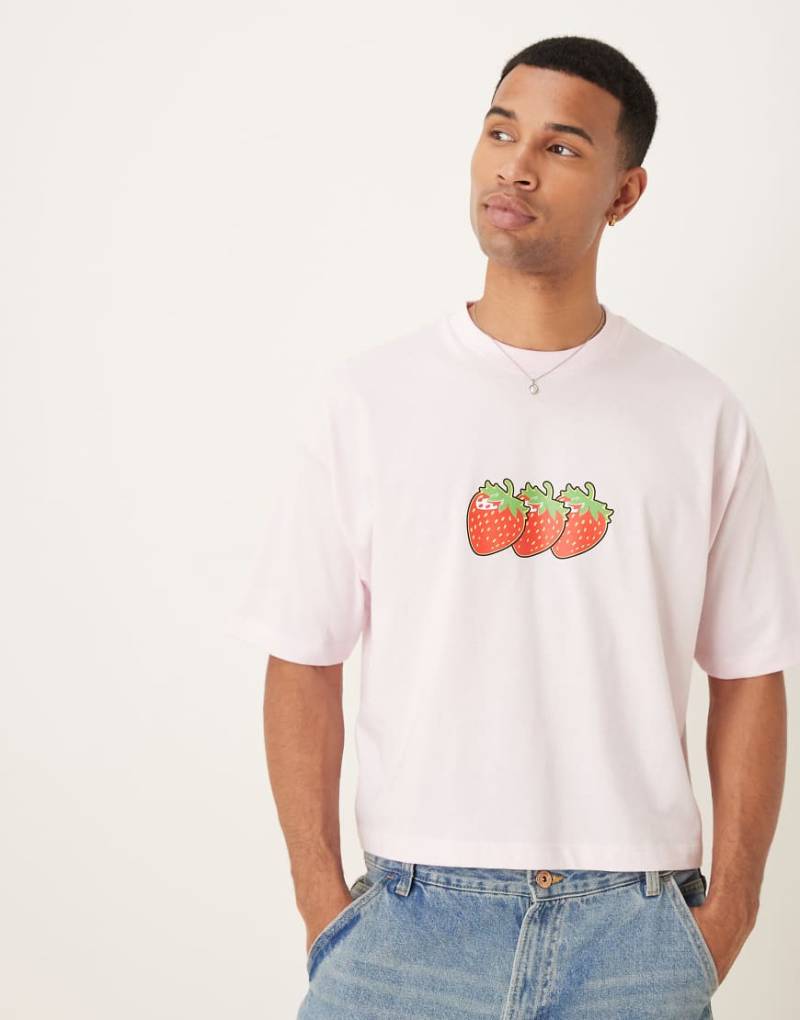ASOS DESIGN - Cropped-Oversize-T-Shirt in Rosa mit Erdbeer-Grafikprint von ASOS DESIGN