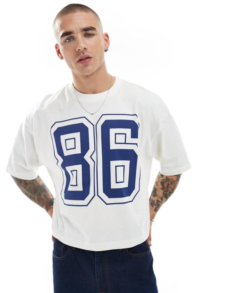 ASOS DESIGN - Cropped Oversize-T-Shirt in Wollweiß mit Sport-Grafikprint von ASOS DESIGN