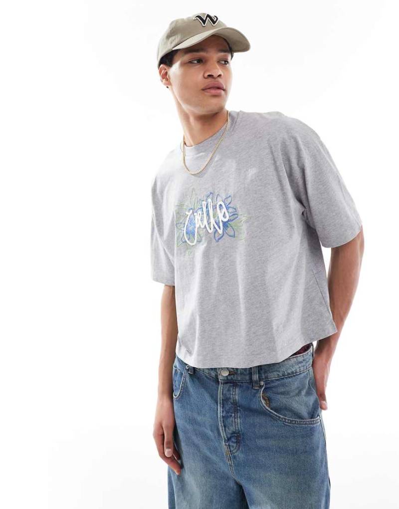 ASOS DESIGN - Kurz geschnittenes Oversize-T-Shirt in meliertem Weiß mit Blumenstickerei und Text-Schaumprint von ASOS DESIGN