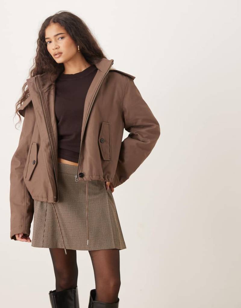 ASOS DESIGN - Cropped-Parka in Braun mit Kapuze samt Teddyfell-Futter-Brown von ASOS DESIGN