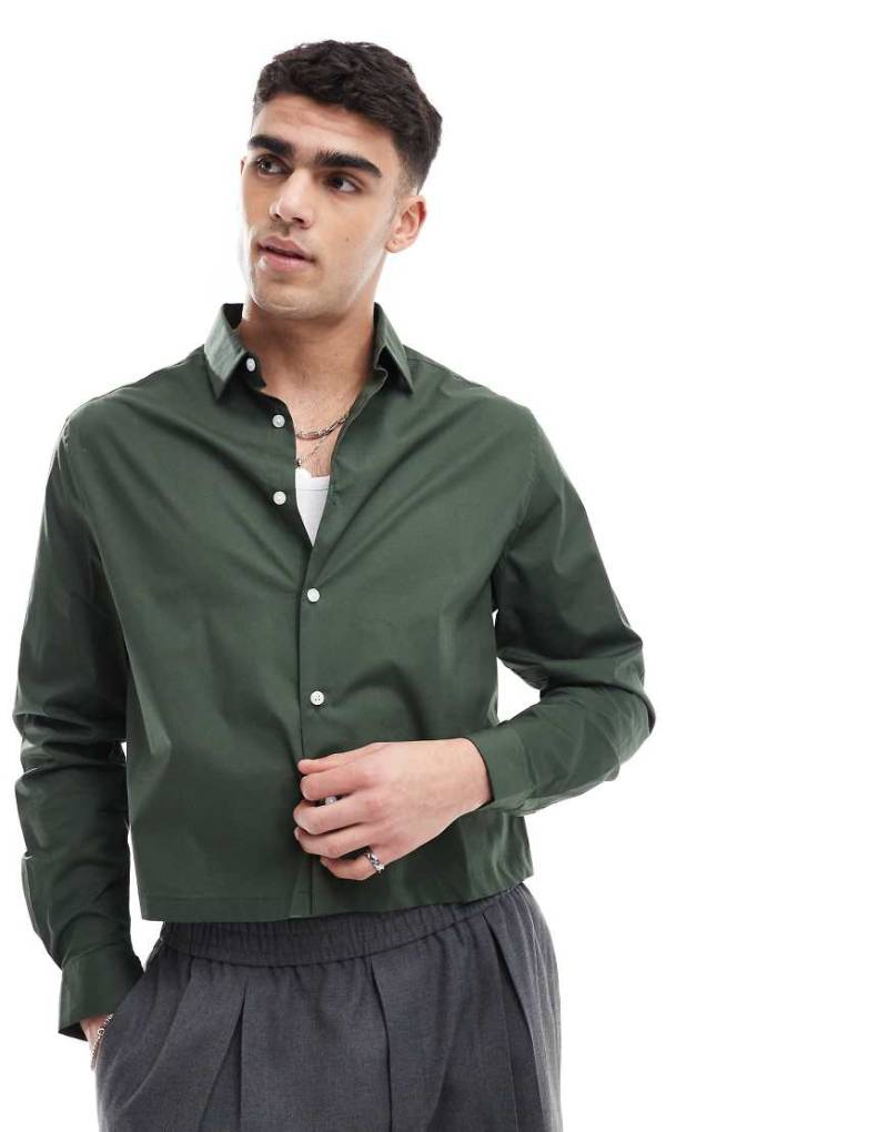 ASOS DESIGN - Cropped Popeline-Hemd in Khaki, in regulärer Passform-Grün von ASOS DESIGN