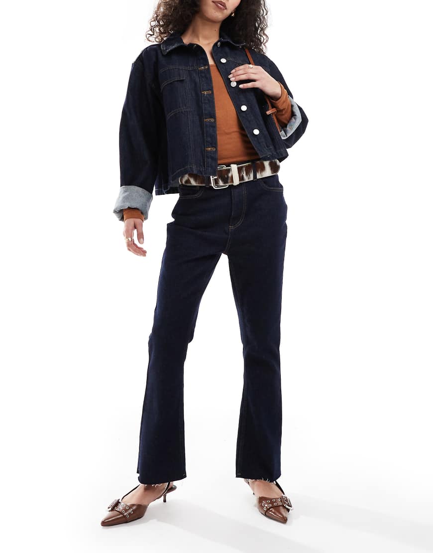 ASOS DESIGN - Cropped-Schlagjeans in Indigoblau mit ausgefranstem Saum von ASOS DESIGN