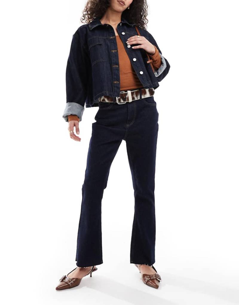 ASOS DESIGN - Cropped-Schlagjeans in Indigoblau mit ausgefranstem Saum von ASOS DESIGN