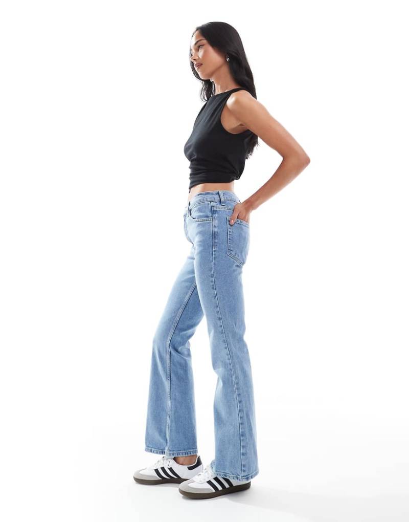 ASOS DESIGN - Cropped Schlagjeans in Mittelblau von ASOS DESIGN