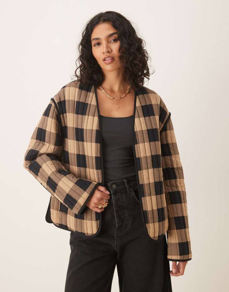 ASOS DESIGN - Cropped Steppjacke mit schwarz-weißem Karomuster-Bunt von ASOS DESIGN