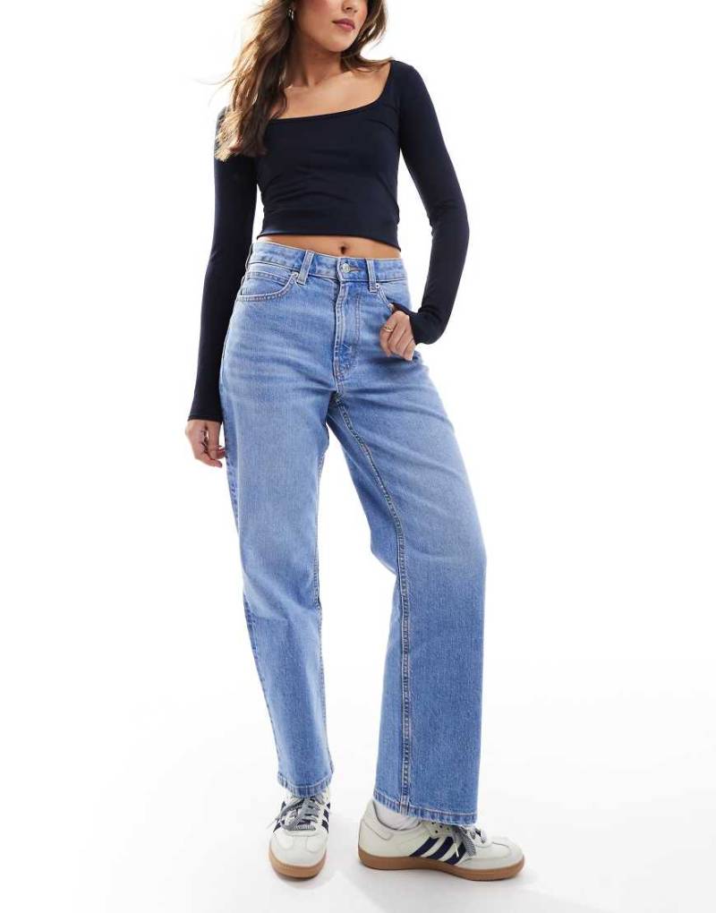 ASOS DESIGN - Knöchellange, gerade geschnittene Jeans in leuchtendem Blau von ASOS DESIGN