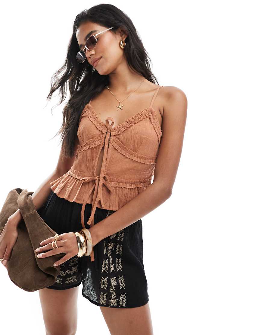 ASOS DESIGN - Cropped-Strandoberteil in Tabakbraun mit Knitterstruktur, Rüschen und gebundener Vorderseite von ASOS DESIGN