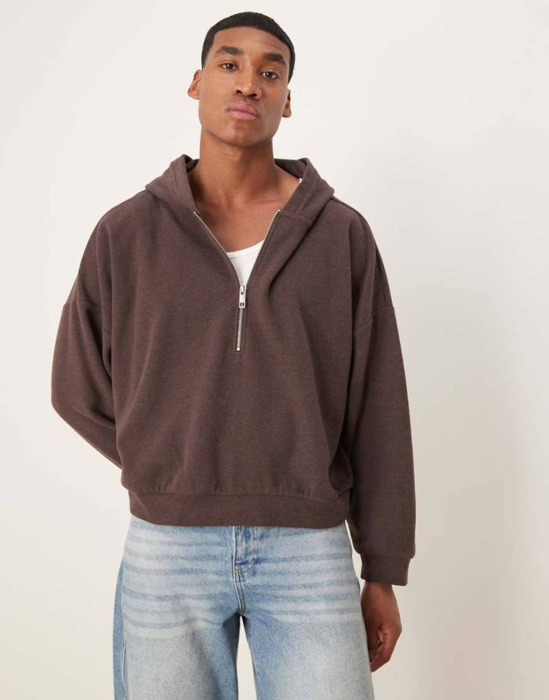 ASOS DESIGN - Cropped Super-Oversize-Kapuzenpullover in Braun mit angerauter Struktur von ASOS DESIGN