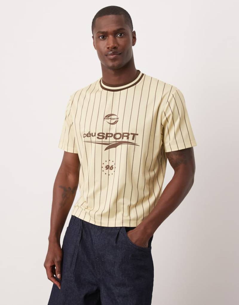 ASOS DESIGN - Cropped-T-Shirt in Cremeweiß mit Streifen und Sport-Grafik-Gelb von ASOS DESIGN