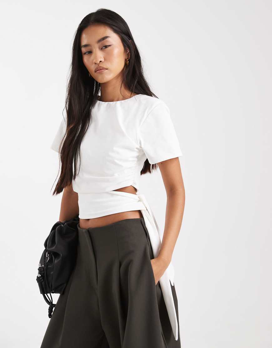 ASOS DESIGN - Cropped-T-Shirt in Elfenbein mit Schulterpolstern und seitlichem Bindeband an der Taille-Weiß von ASOS DESIGN