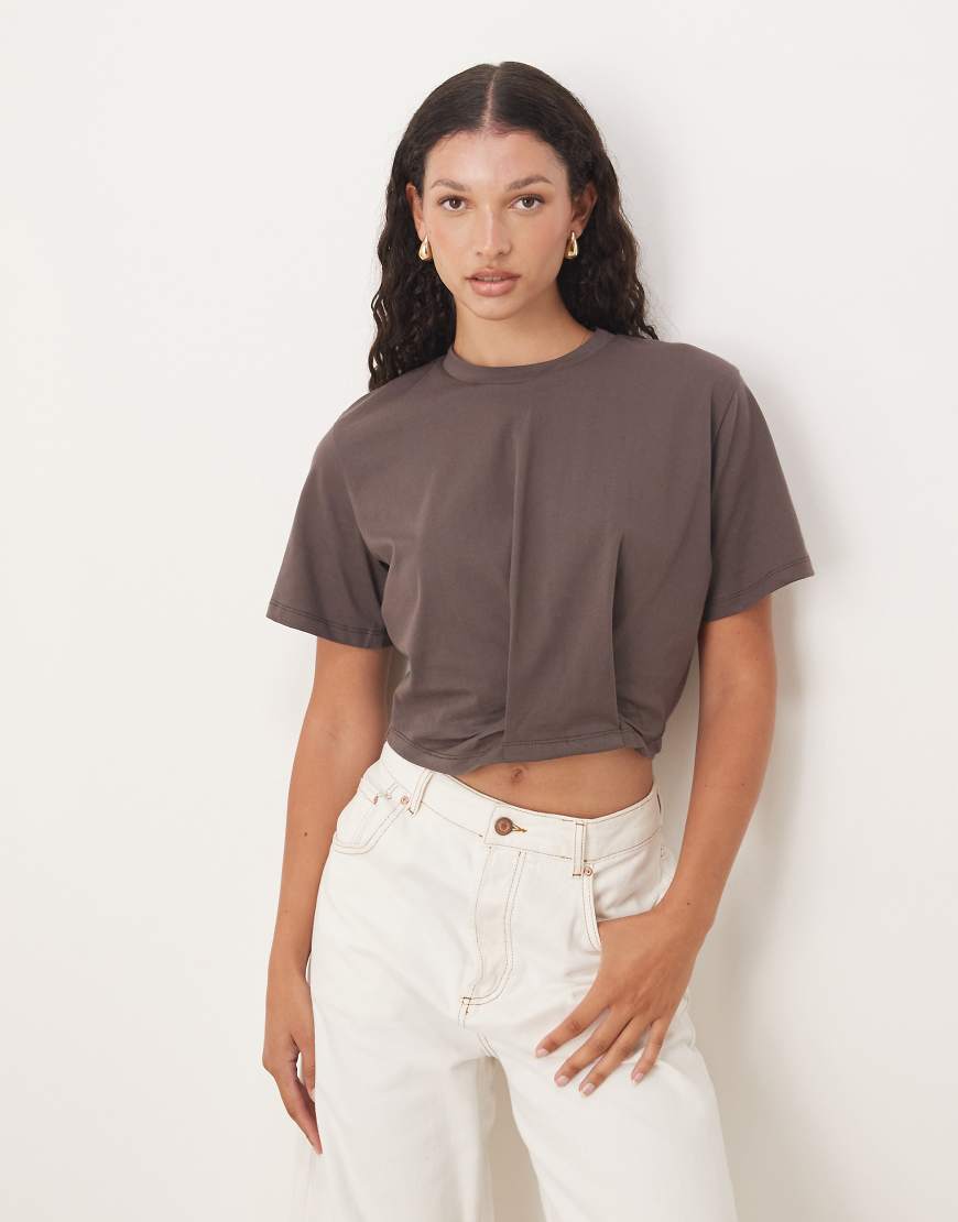 ASOS DESIGN - Cropped-T-Shirt in Schokobraun mit Taillierung-Weiß von ASOS DESIGN